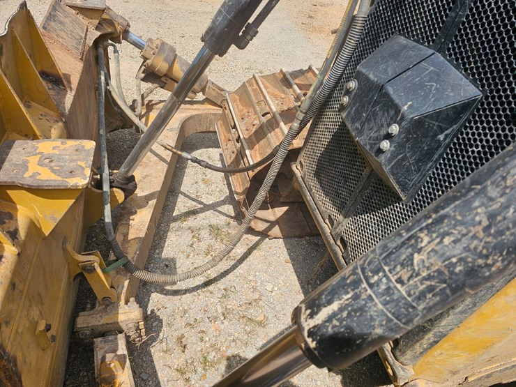 2019-caterpillar-d6-image-94