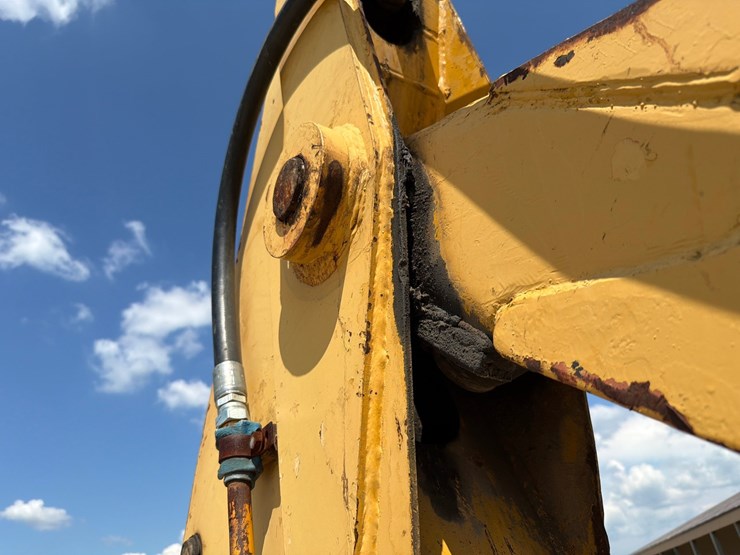 2000-deere-710d-image-125