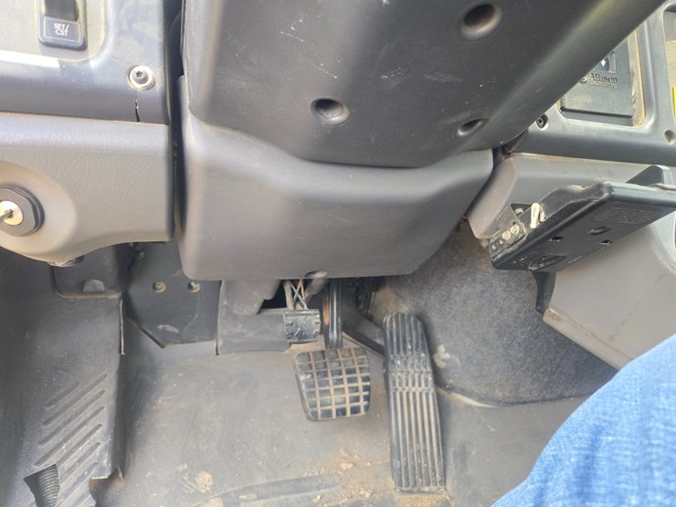 2007-freightliner-m2-106-image-55