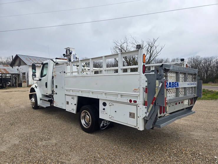 2010-freightliner-m2-106-image-13