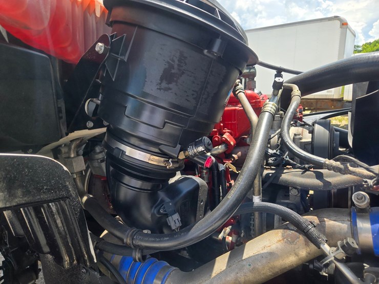 2018-freightliner-m2-106-image-33