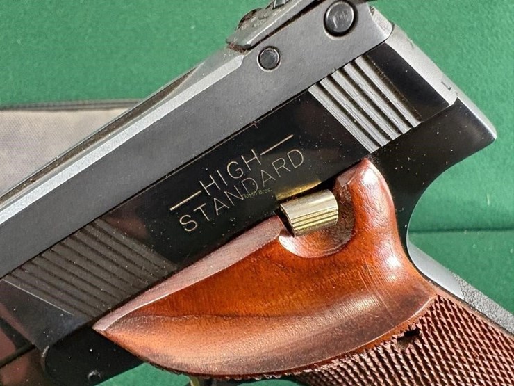 high-standard-"the-victor"-22lr-pistol-image-8