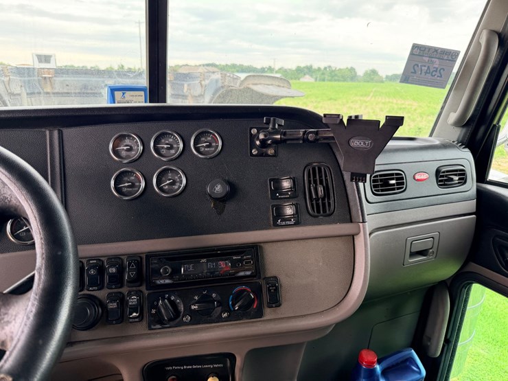 2013-peterbilt-388-image-46