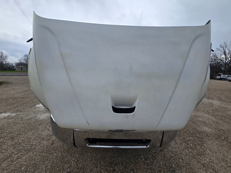 2010-freightliner-m2-106-image-42