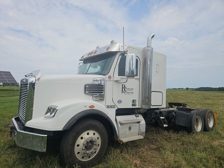 2017-freightliner-122sd-image-2