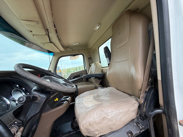 2017-kenworth-t880-image-31