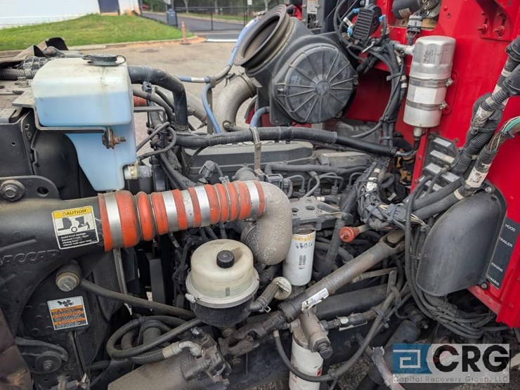 2010-peterbilt-335-image-37