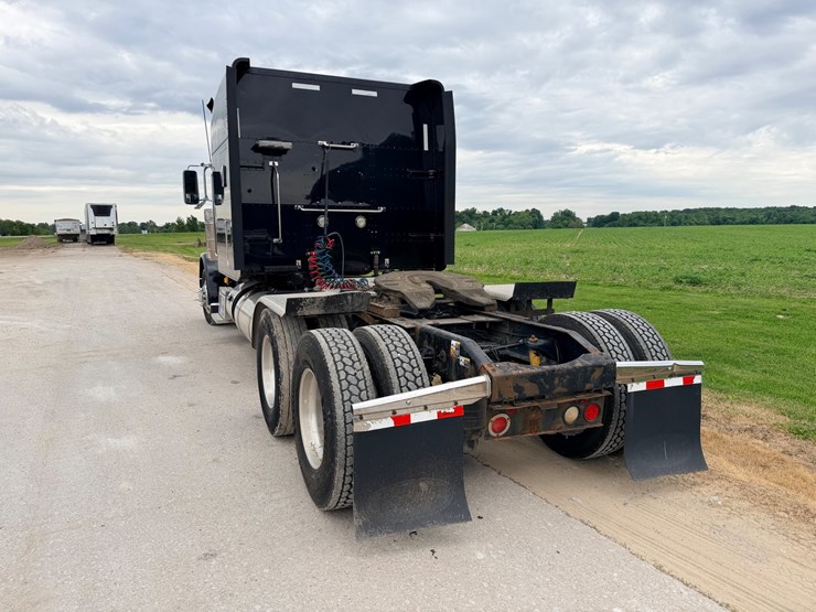 2013-peterbilt-388-image-3