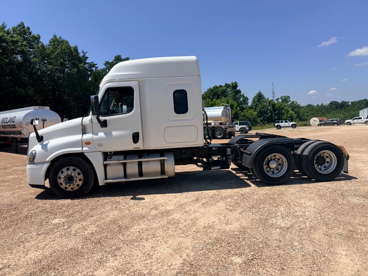 2016-freightliner-cascadia-125-image-6