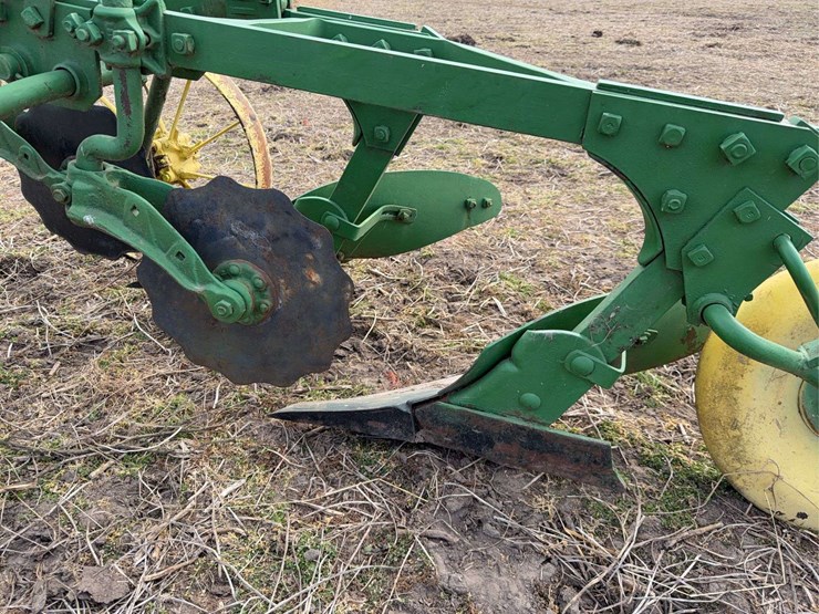 john-deere-pull-type-two-bottom-plow-image-17