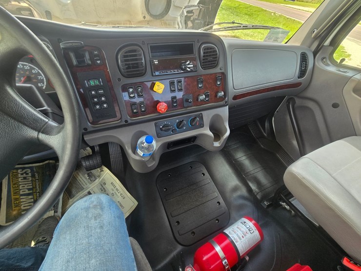 2018-freightliner-m2-106-image-47