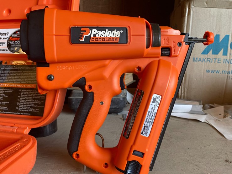 #3404-•-paslode-cordless-nail-gun-with-charger-image-7