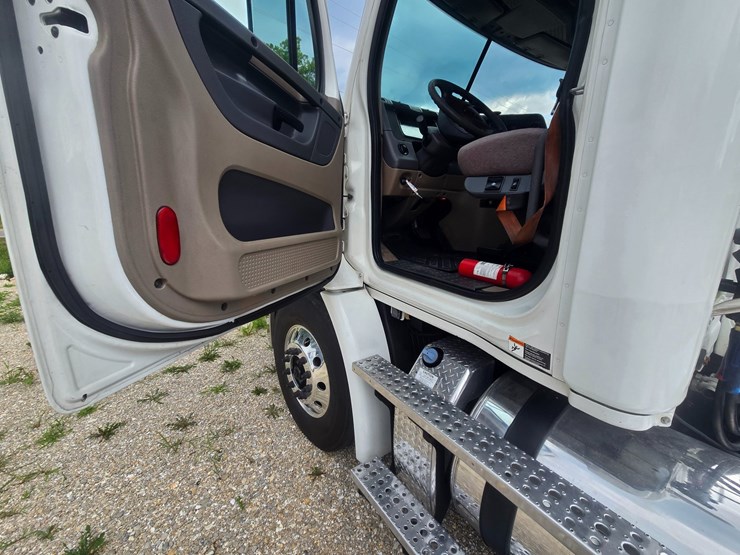2012-freightliner-cascadia-113-image-42