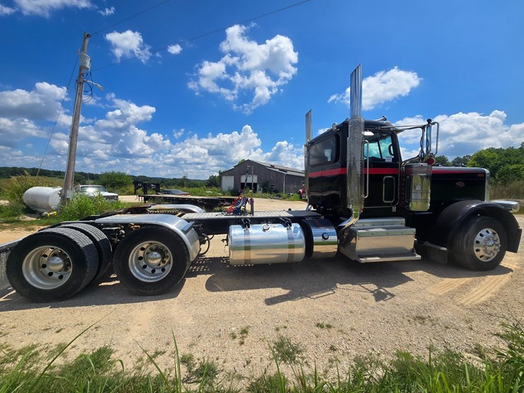2016-peterbilt-389-image-16