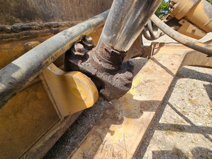 2019-caterpillar-d6-image-98