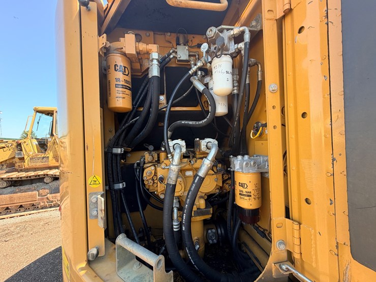2010-caterpillar-328d-image-37
