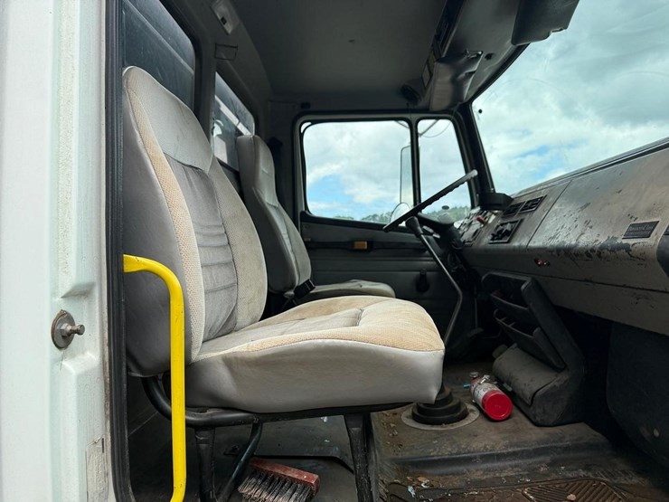 2000-freightliner-fl70-image-12