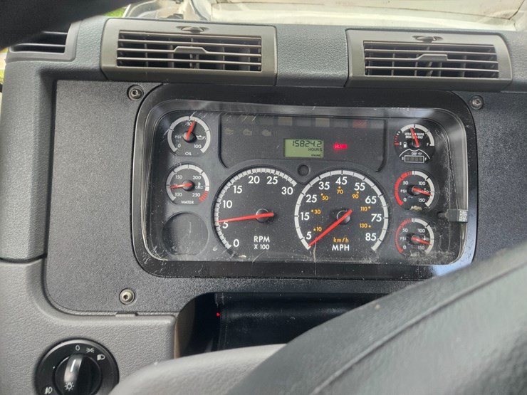 2012-freightliner-cascadia-113-image-56