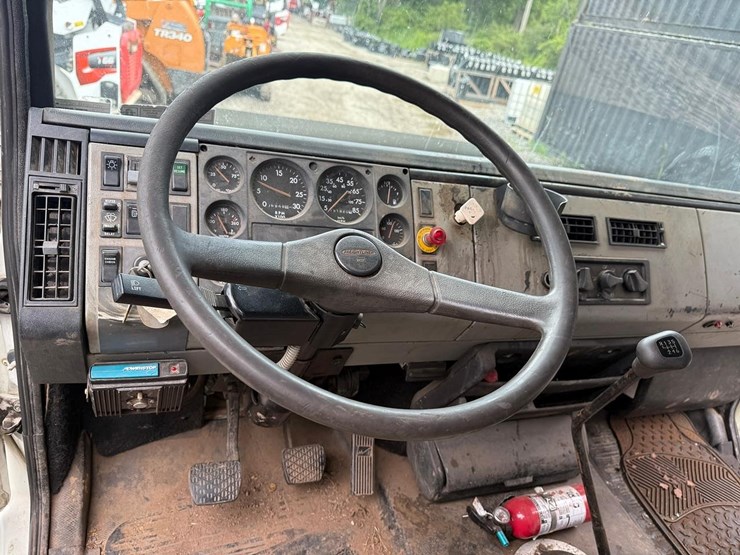 2000-freightliner-fl70-image-20