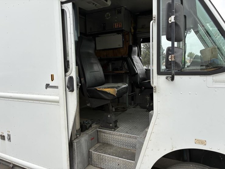 2008-workhorse-w62-image-16