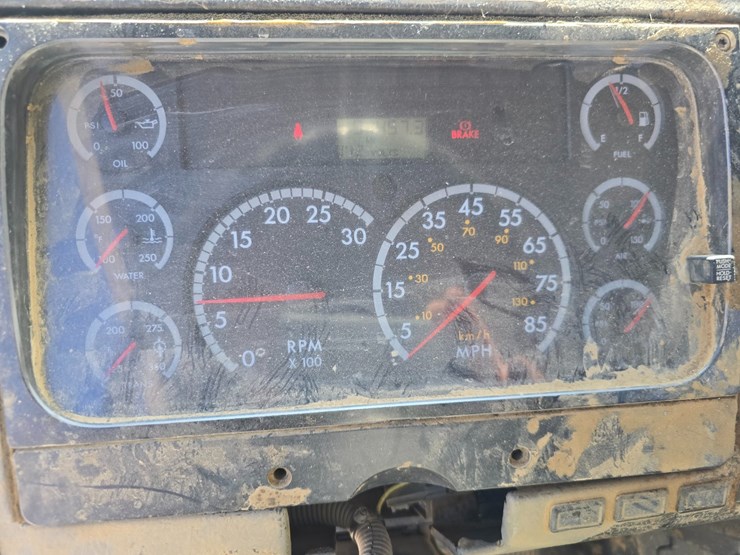 2001-freightliner-fl70-image-53