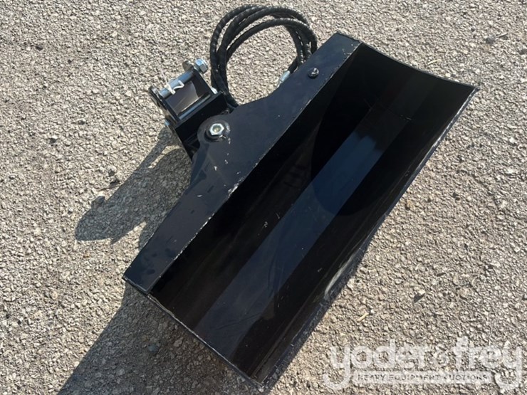 unused-tpm-32"-hydraulic-tilt-bucket,-1"-pin-hole-c/w-hydraulic-hoses-to-suit-0.8-1.4-ton-mini-excavators-image-3