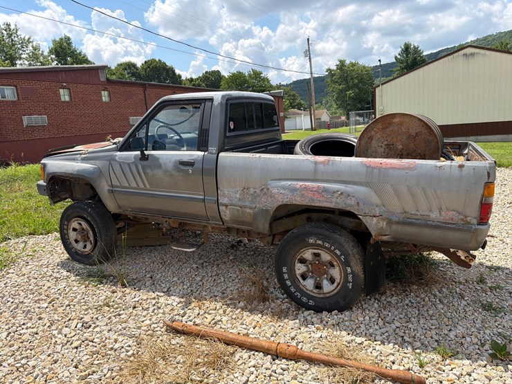 #22709-•-1987-toyota-pickup-truck-(nonrunner)-image-3