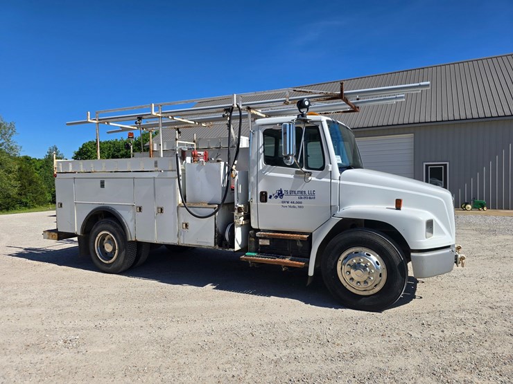2001-freightliner-fl70-image-23