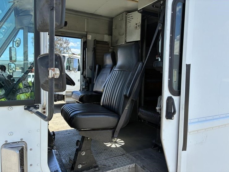 2002-workhorse-p42-image-13