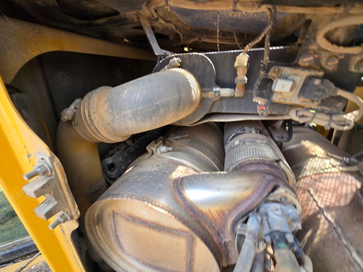 2019-caterpillar-d6-image-28