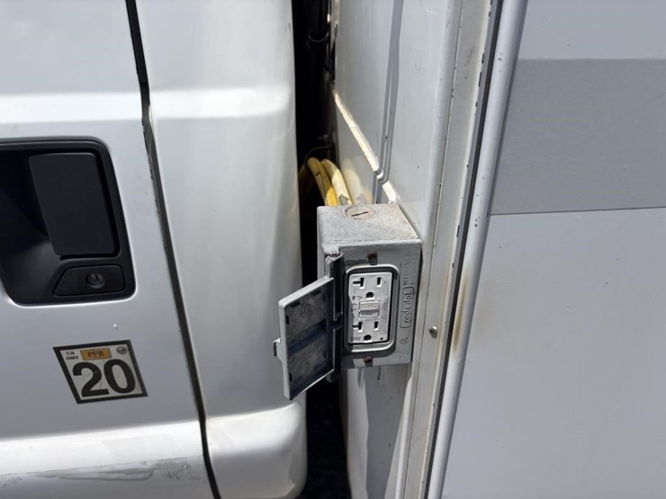 2015-ford-f550-xlt-image-19