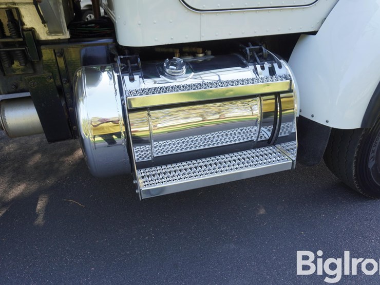 2004-peterbilt-330-image-9