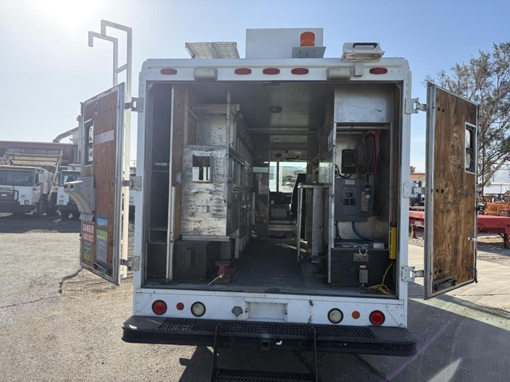 2002-workhorse-p42-image-15