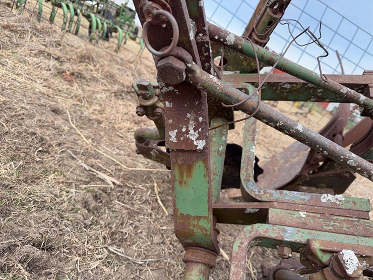 john-deere-three-bottom-three-point-plow-image-17