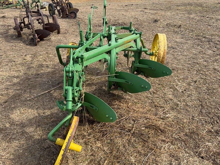 john-deere-pull-type-three-bottom-plow-image-4