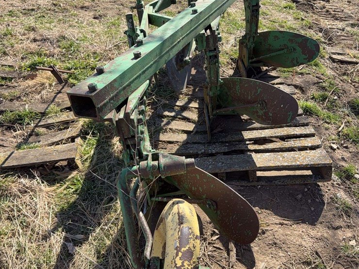 john-deere-three-point-three-bottom-plow-image-4