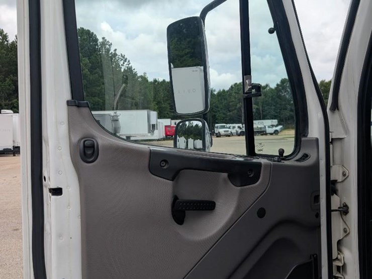 2011-freightliner-m2-stakebed-truck-image-20