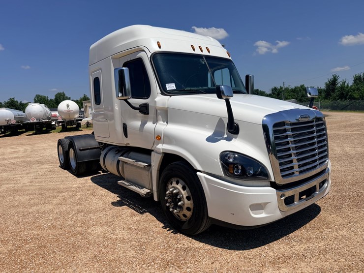 2016-freightliner-cascadia-125-image-23