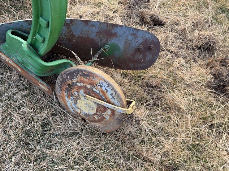 john-deere-pull-type-two-bottom-plow-image-17