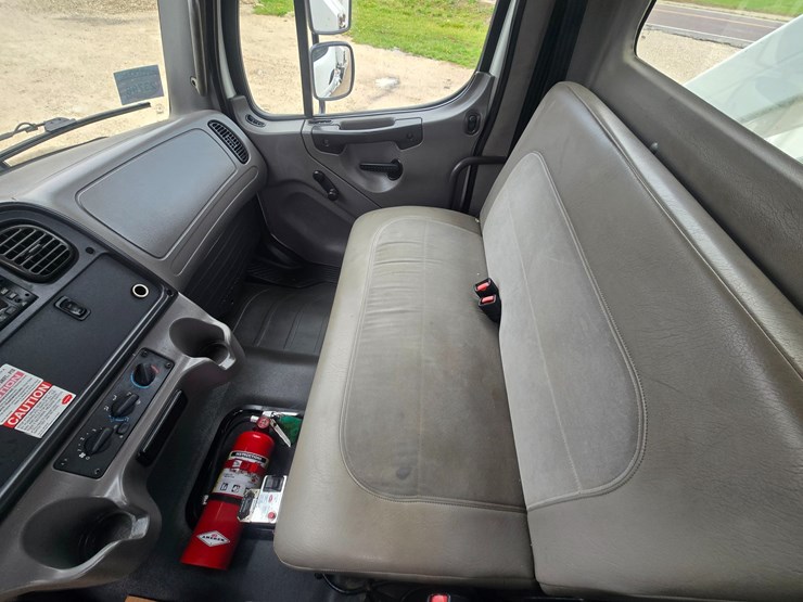 2010-freightliner-m2-106-image-57