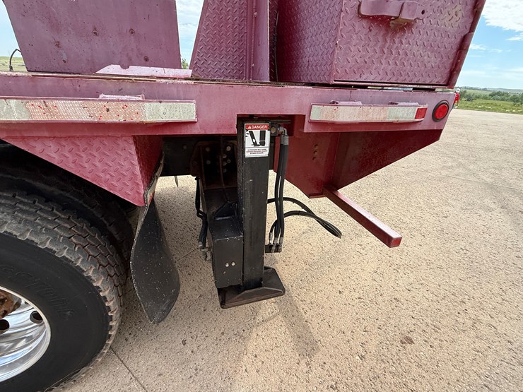 2015-peterbilt-365-image-15