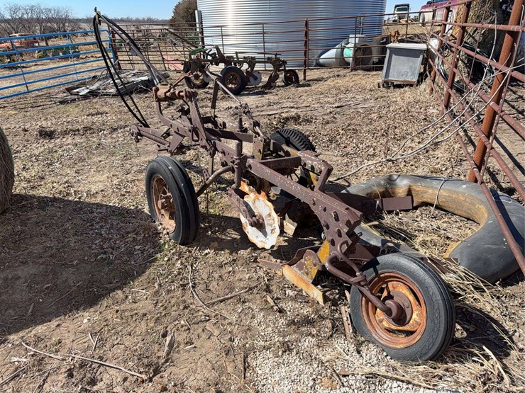 john-deere-pull-type-no.-44-two-bottom-plow-image-4