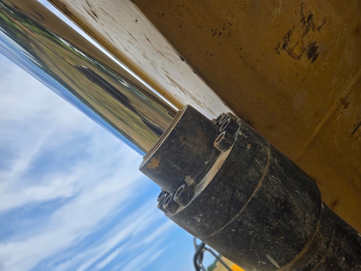 2019-caterpillar-320-image-102