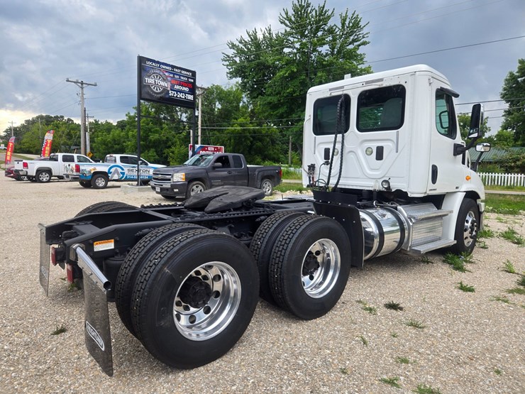 2012-freightliner-cascadia-113-image-13