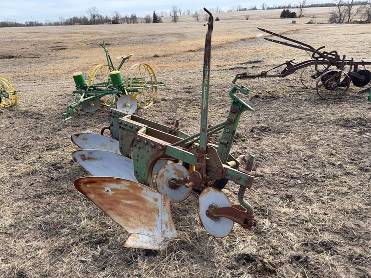 john-deere-three-point-three-bottom-plow-image-7