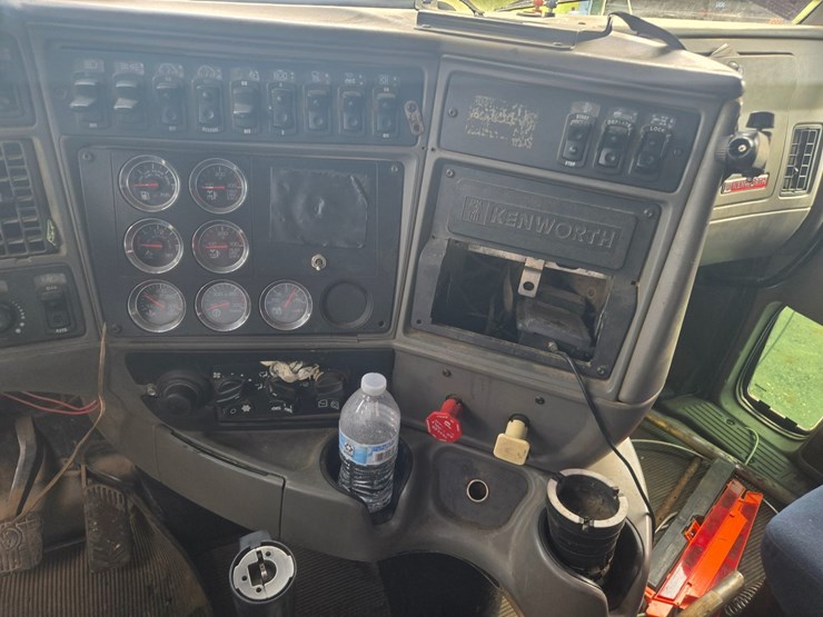 2011-kenworth-t700-image-63