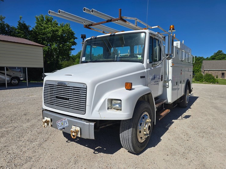 2001-freightliner-fl70-image-2