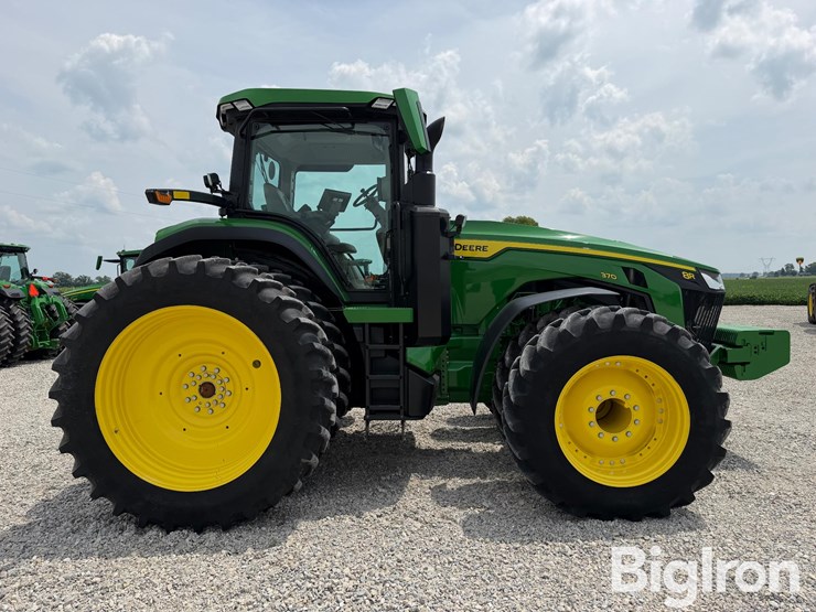 2025-john-deere-8r-370-image-4