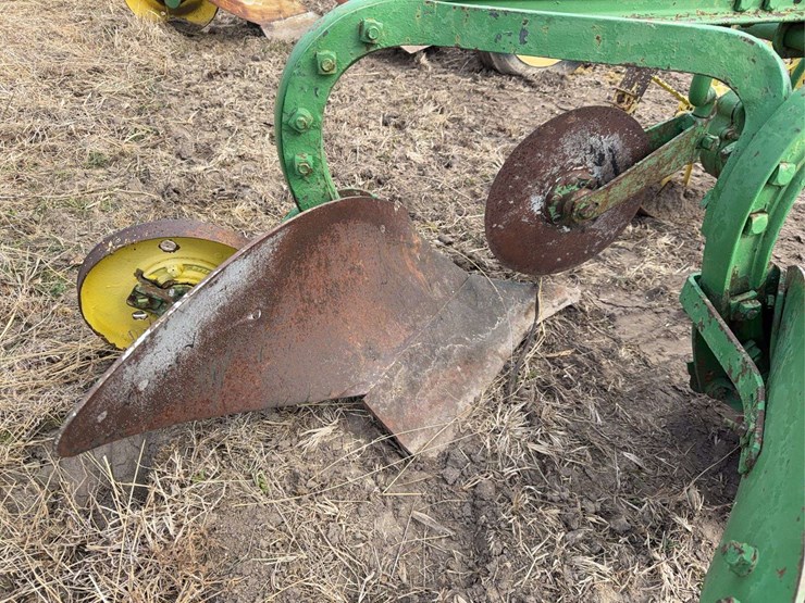 john-deere-pull-type-two-bottom-plow-image-13