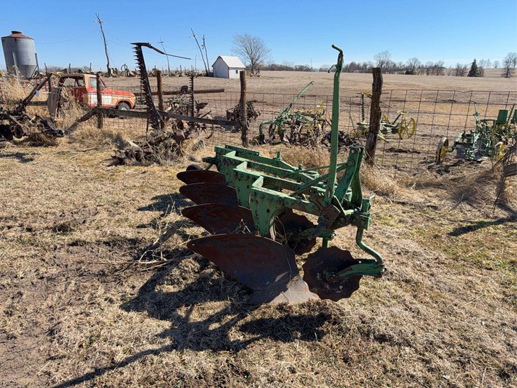 john-deere-three-point-four-bottom-plow-image-8